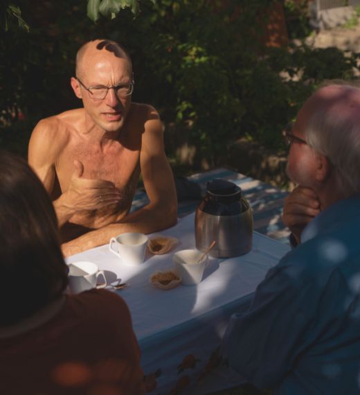 Nackter Beamter im Gespräch Beamter ohne Scham | Im Gespräch, worum es geht