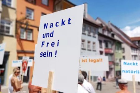 Schild auf Demonstration für Freiheit, Toleranz und Nacktheit