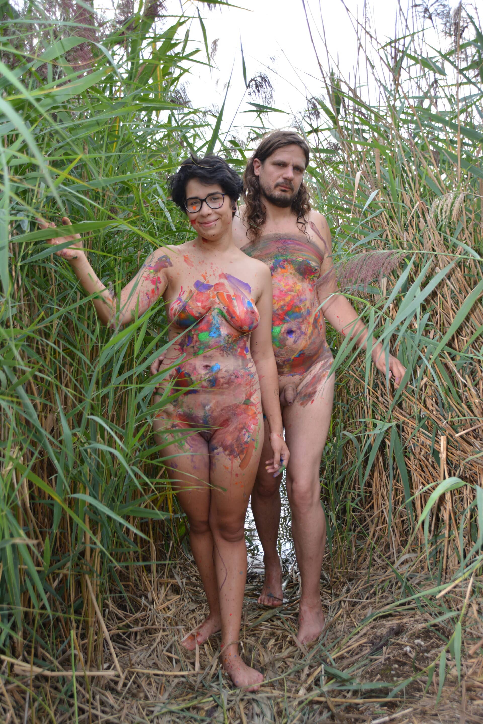 Freikörperkultur - Lea und Michael nackt und bemalt im hohen Gras