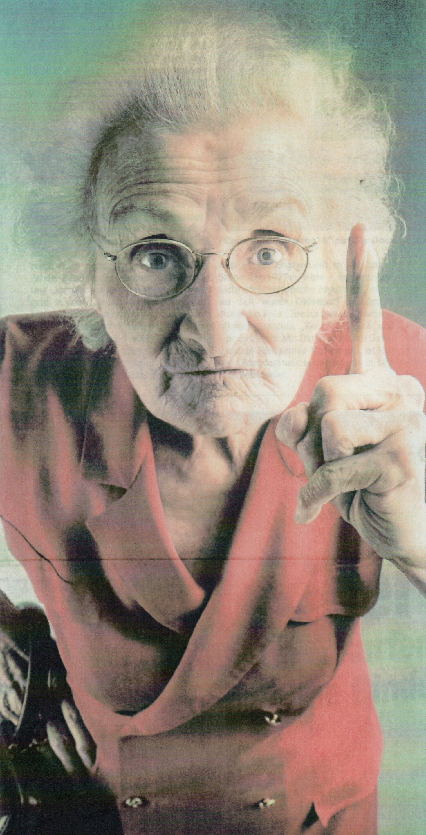Wertvorstellungen | Ältere Frau hebt ihren Zeigefinger.
